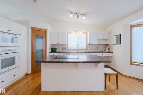 535 Pardee Bay Bay, Edmonton, AB - Indoor Photo Showing Kitchen