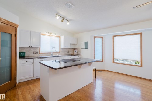 535 Pardee Bay Bay, Edmonton, AB - Indoor Photo Showing Kitchen
