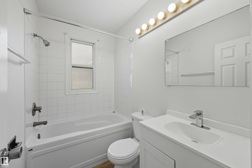 9848 87 Avenue, Edmonton, AB - Indoor Photo Showing Bathroom