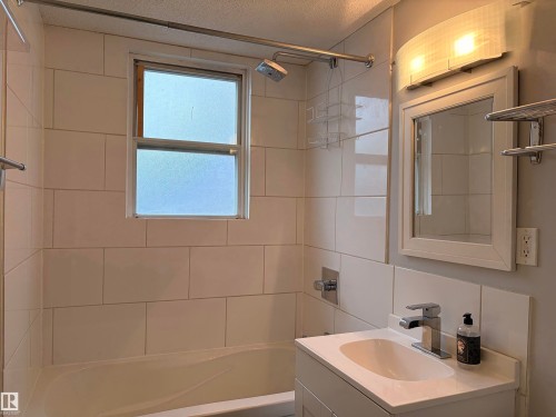 9848 87 Avenue, Edmonton, AB - Indoor Photo Showing Bathroom