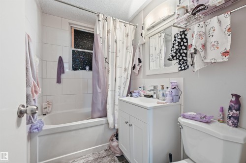 9848 87 Avenue, Edmonton, AB - Indoor Photo Showing Bathroom