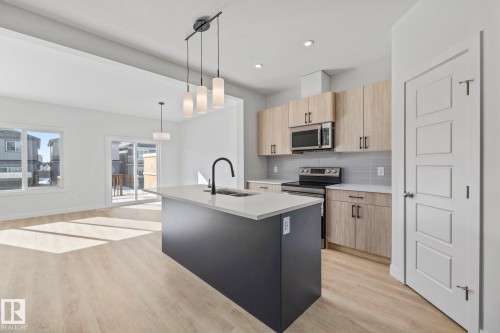 112 Honeysuckle Green, Leduc, AB - Indoor Photo Showing Kitchen With Upgraded Kitchen