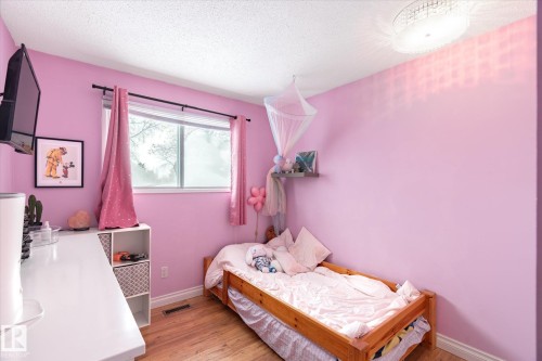 29 Laydon Drive, St. Albert, AB - Indoor Photo Showing Bedroom