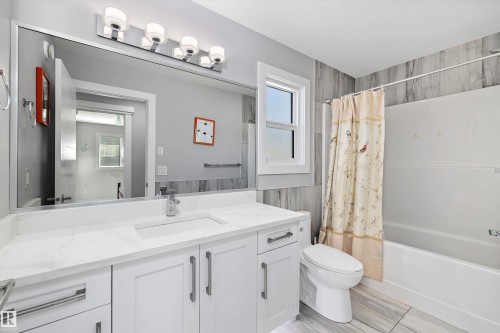 3380 Chickadee Drive, Edmonton, AB - Indoor Photo Showing Bathroom