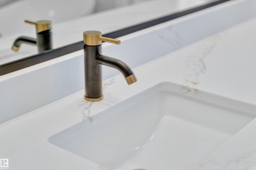 127 24 Street, Edmonton, AB - Indoor Photo Showing Bathroom