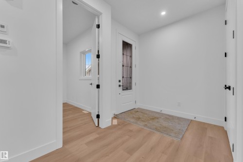 127 24 Street, Edmonton, AB - Indoor Photo Showing Other Room