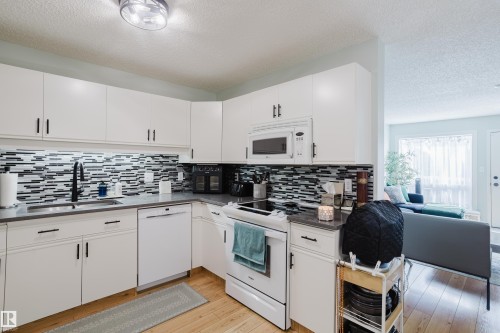 310 8907 106A Avenue, Edmonton, AB - Indoor Photo Showing Kitchen