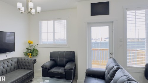21 7110 Keswick Common, Edmonton, AB - Indoor Photo Showing Living Room