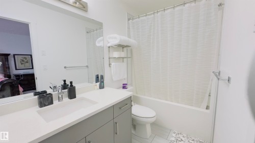 21 7110 Keswick Common, Edmonton, AB - Indoor Photo Showing Bathroom