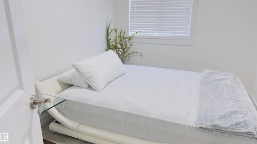 21 7110 Keswick Common, Edmonton, AB - Indoor Photo Showing Bedroom