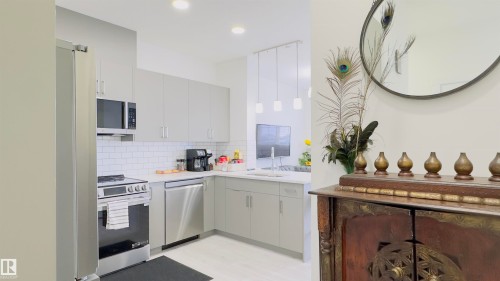 21 7110 Keswick Common, Edmonton, AB - Indoor Photo Showing Kitchen