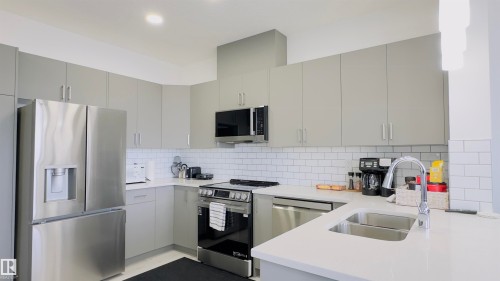 21 7110 Keswick Common, Edmonton, AB - Indoor Photo Showing Kitchen With Double Sink With Upgraded Kitchen