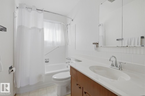 7216 149A Avenue, Edmonton, AB - Indoor Photo Showing Bathroom