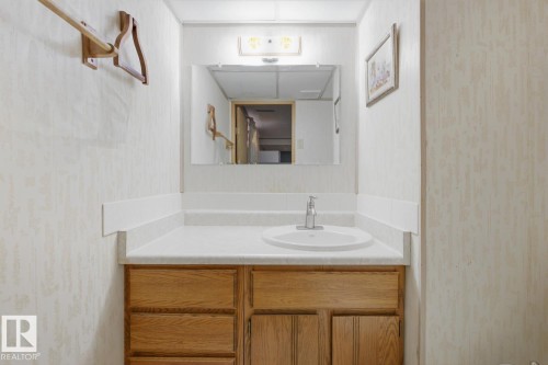 7216 149A Avenue, Edmonton, AB - Indoor Photo Showing Bathroom