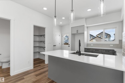 1008 14 Avenue, Edmonton, AB - Indoor Photo Showing Kitchen With Upgraded Kitchen