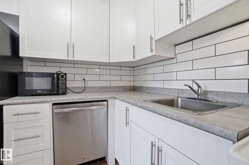 3321 107 Avenue, Edmonton, AB - Indoor Photo Showing Kitchen