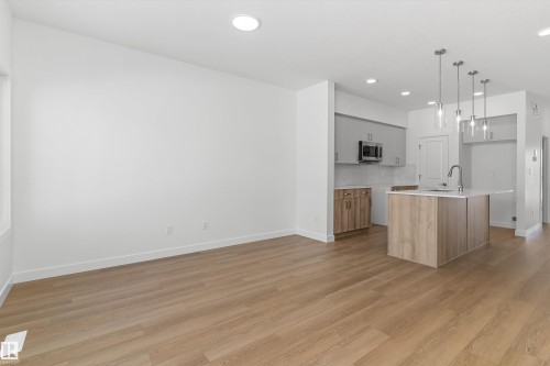 1020 14 Avenue, Edmonton, AB - Indoor Photo Showing Kitchen With Upgraded Kitchen