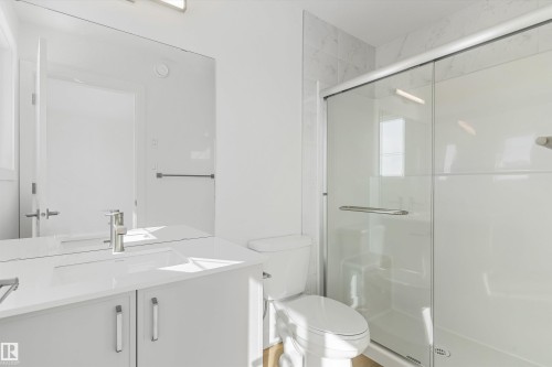 1020 14 Avenue, Edmonton, AB - Indoor Photo Showing Bathroom