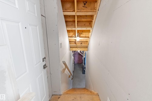 1020 14 Avenue, Edmonton, AB - Indoor Photo Showing Other Room