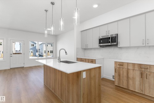 1020 14 Avenue, Edmonton, AB - Indoor Photo Showing Kitchen With Upgraded Kitchen