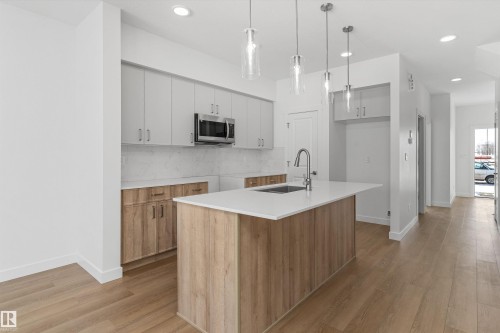 1020 14 Avenue, Edmonton, AB - Indoor Photo Showing Kitchen With Upgraded Kitchen