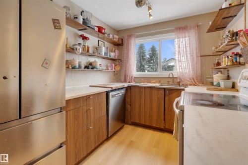 101 16725 106 Street, Edmonton, AB - Indoor Photo Showing Kitchen