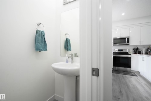 Bathroom featuring tasteful backsplash, recessed lighting, and light wood-style floors - 24 2072 Wonnacott Way, Edmonton, AB - Indoor Photo Showing Bathroom