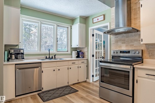 38 Gresham Boulevard, St. Albert, AB - Indoor Photo Showing Kitchen With Double Sink