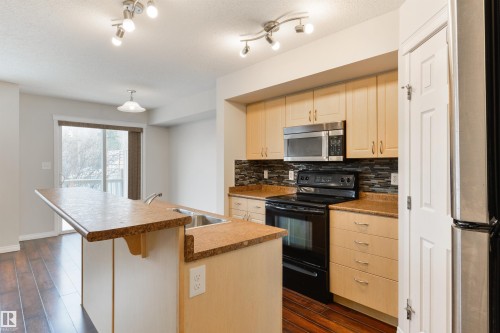 114 Hartwick Loop, Spruce Grove, AB - Indoor Photo Showing Kitchen