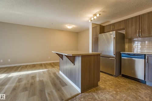 211 1820 Rutherford Road, Edmonton, AB - Indoor Photo Showing Kitchen