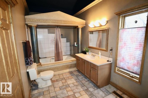2 8325 Rowland Road, Edmonton, AB - Indoor Photo Showing Bathroom