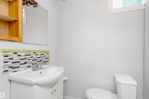 Bathroom featuring vanity and decorative backsplash - 13520 113A Street, Edmonton, AB - Indoor Photo Showing Bathroom