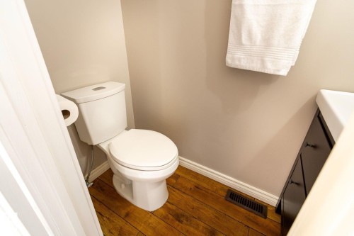 3859 85 Street, Edmonton, AB - Indoor Photo Showing Bathroom