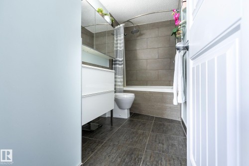 3859 85 Street, Edmonton, AB - Indoor Photo Showing Bathroom