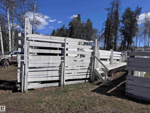 White-painted wood fencing with an elevated platform and stairs - 59415A Rg Rd 240, Rural Westlock County, AB - Outdoor