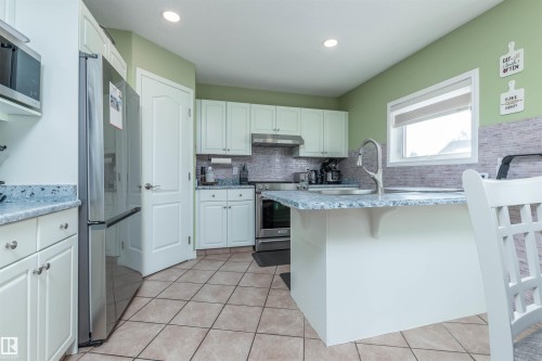 330 Huffman Crescent, Edmonton, AB - Indoor Photo Showing Kitchen