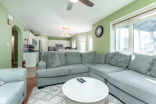 330 Huffman Crescent, Edmonton, AB - Indoor Photo Showing Living Room
