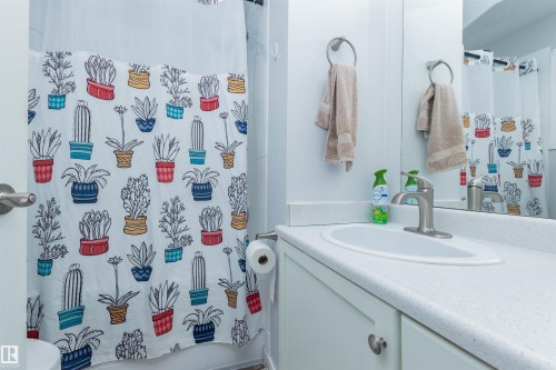 330 Huffman Crescent, Edmonton, AB - Indoor Photo Showing Bathroom