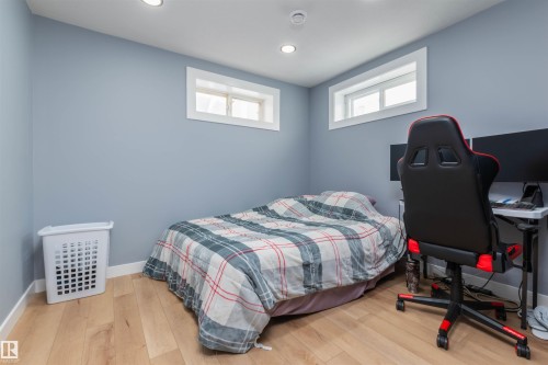 330 Huffman Crescent, Edmonton, AB - Indoor Photo Showing Bedroom