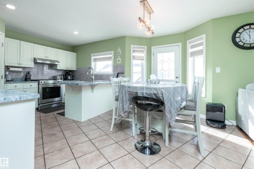 330 Huffman Crescent, Edmonton, AB - Indoor Photo Showing Kitchen