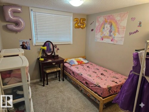Bedroom with a textured ceiling and light colored carpet - 223 Kaskitayo Crest, Edmonton, AB - Indoor Photo Showing Bedroom