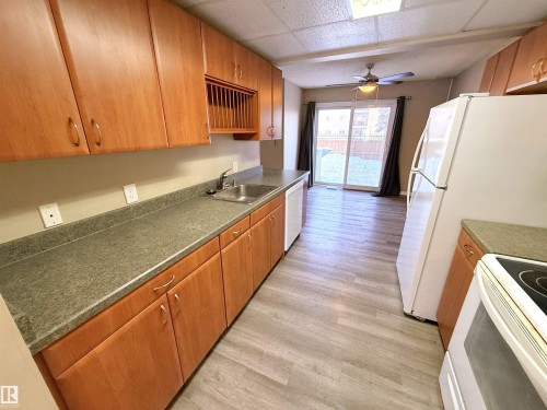 4339 46 Street, Stony Plain, AB - Indoor Photo Showing Kitchen