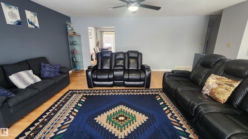 115 Ekota Crescent, Edmonton, AB - Indoor Photo Showing Living Room