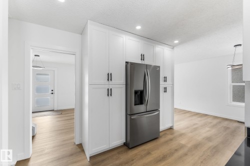 11744 37 Avenue, Edmonton, AB - Indoor Photo Showing Kitchen