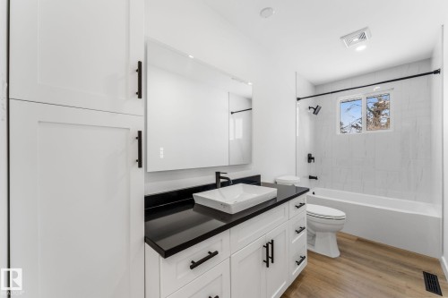 11744 37 Avenue, Edmonton, AB - Indoor Photo Showing Bathroom