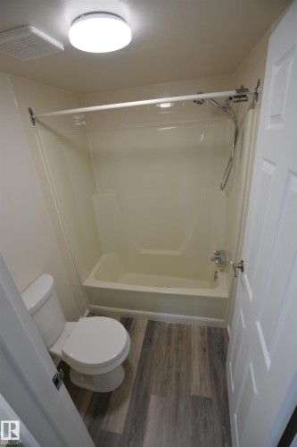304 10511 19 Avenue, Edmonton, AB - Indoor Photo Showing Bathroom