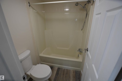 304 10511 19 Avenue, Edmonton, AB - Indoor Photo Showing Bathroom