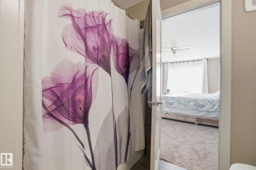 2614 Blue Jay Close, Edmonton, AB - Indoor Photo Showing Bathroom