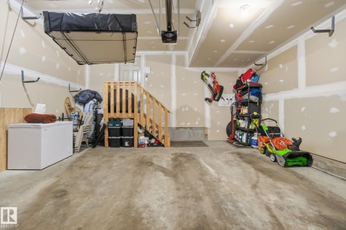 2614 Blue Jay Close, Edmonton, AB - Indoor Photo Showing Garage