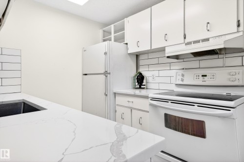 107 Woodstock, Edmonton, AB - Indoor Photo Showing Kitchen